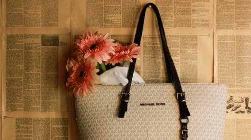 Michael Kors defiende sus siglas frente a «imitaciones» chinas, pero no en productos de limpieza o tapones
