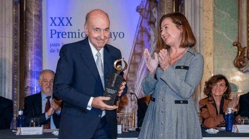 Miquel Roca insta a convivir «fieles a la separación de poderes», al recibir el Premio Pelayo