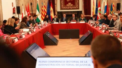 Bolaños avanza que las becas SERÉ 2024 del Ministerio de Justicia ayudarán a 983 personas para preparar oposiciones