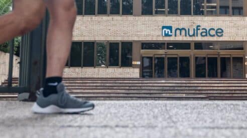 La salida de DKV y Adeslas de MUFACE aumenta la preocupación de los funcionarios: esperan una reunión con el ministro