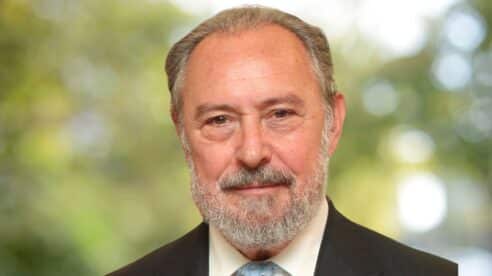 La AJFV da su premio a la Independencia Judicial al exmagistrado del Constitucional, Manuel Aragón