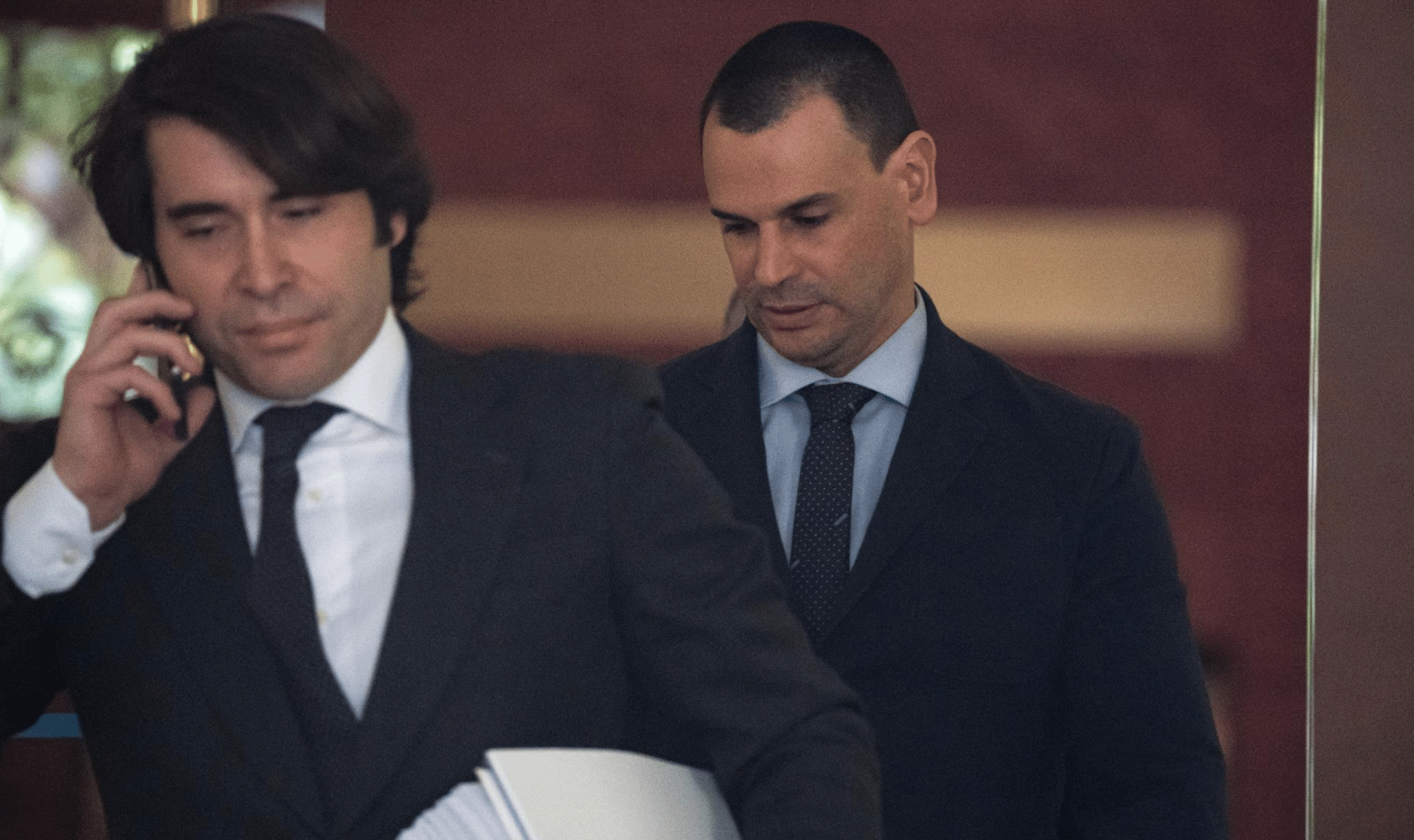 La jueza suspende otra vez la declaración de la pareja de Ayuso por tener un viaje profesional