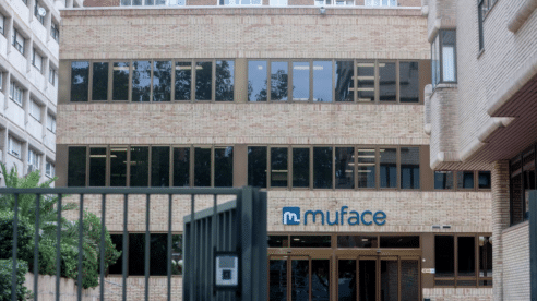 Nueva rectificación en Muface: el Gobierno amplía el plazo para convencer a Adeslas