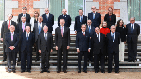 «Felipe VI: una década de reinado», los autores presentan la obra al Jefe del Estado