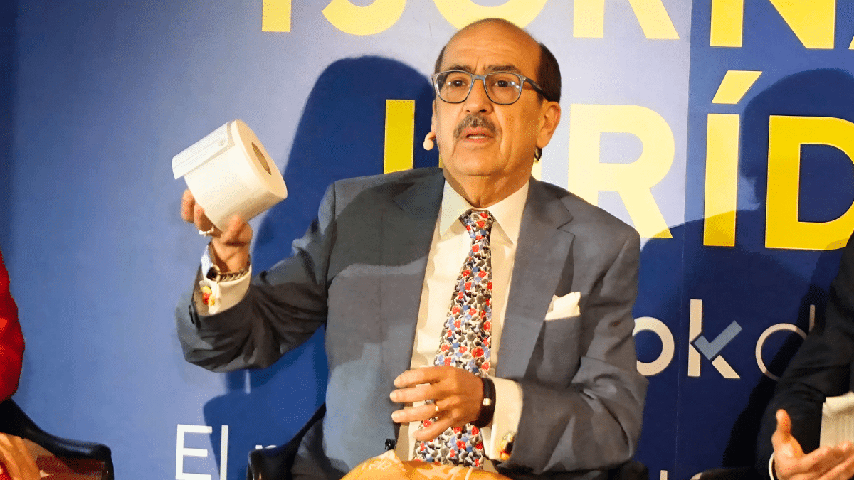 Javier Borrego, exjuez del TEDH, «traspone» la Ley de Amnistía a un rollo de papel higiénico