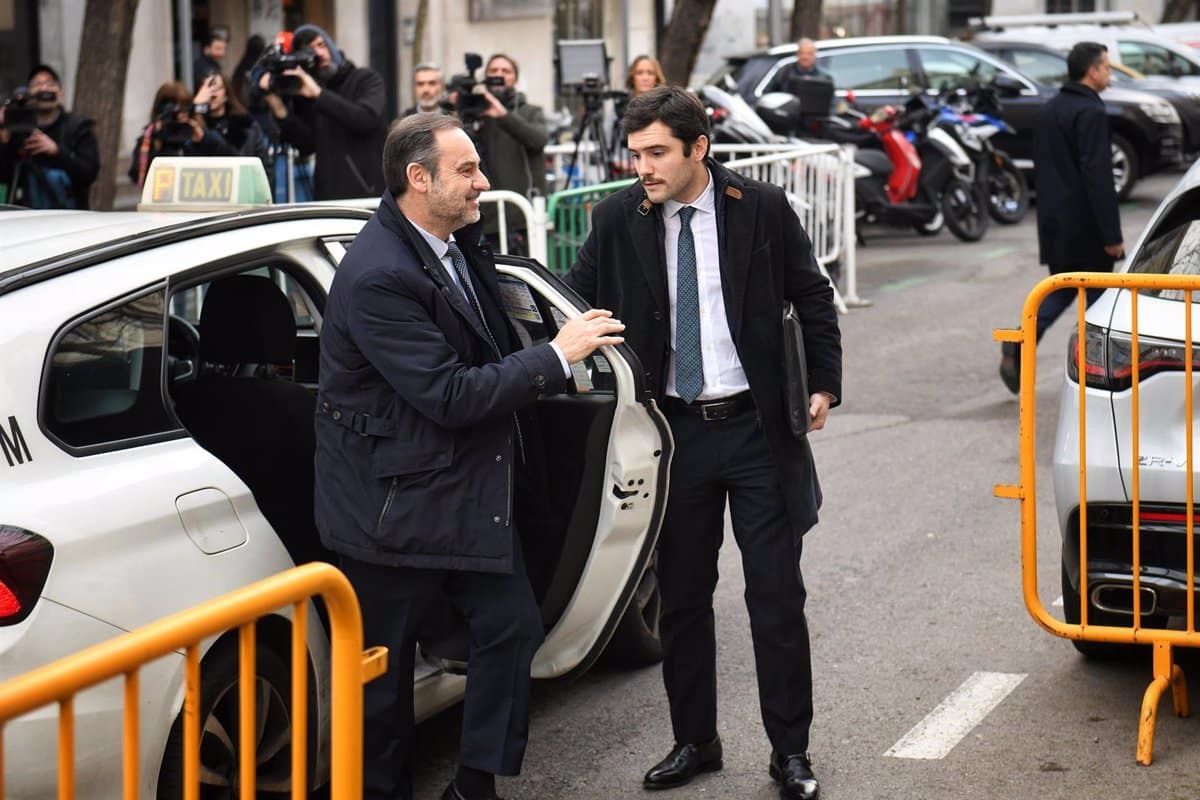 La Fiscalía Anticorrupción pide al Supremo que le retire el pasaporte a Ábalos y le prohíba salir del país