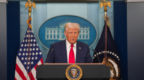 Donald Trump pone fin al vacío legal que permite a Temu y Shein competir con Amazon