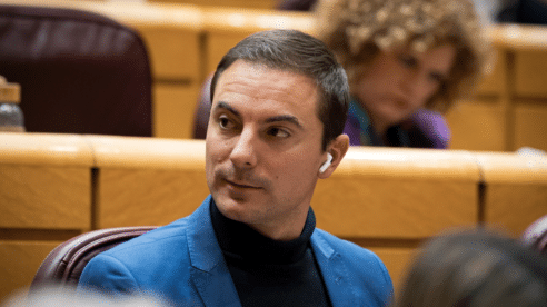 Lobato no podrá seguir como senador si se incorpora a su antiguo puesto de trabajo en la Agencia Tributaria