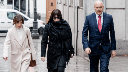 Jésica, exnovia de Ábalos, le desvincula del piso de Plaza de España y de su contratación en empresas públicas
