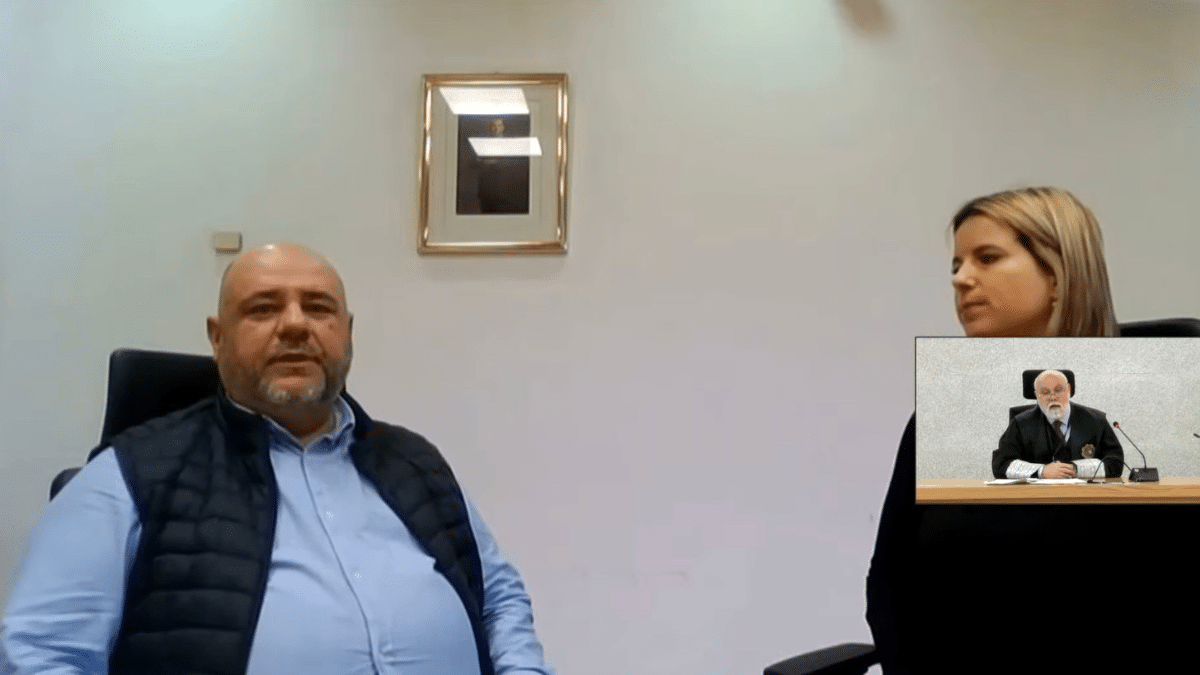 Un experto en lectura de labios propuesto por Rubiales asegura que éste le dijo a Hermoso: «¿Te puedo dar un besito?»