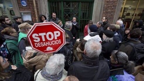 El Decreto Ómnibus protege del desahucio a los okupas, pero no a los afectados por los fondos buitre, aunque tengan cáncer
