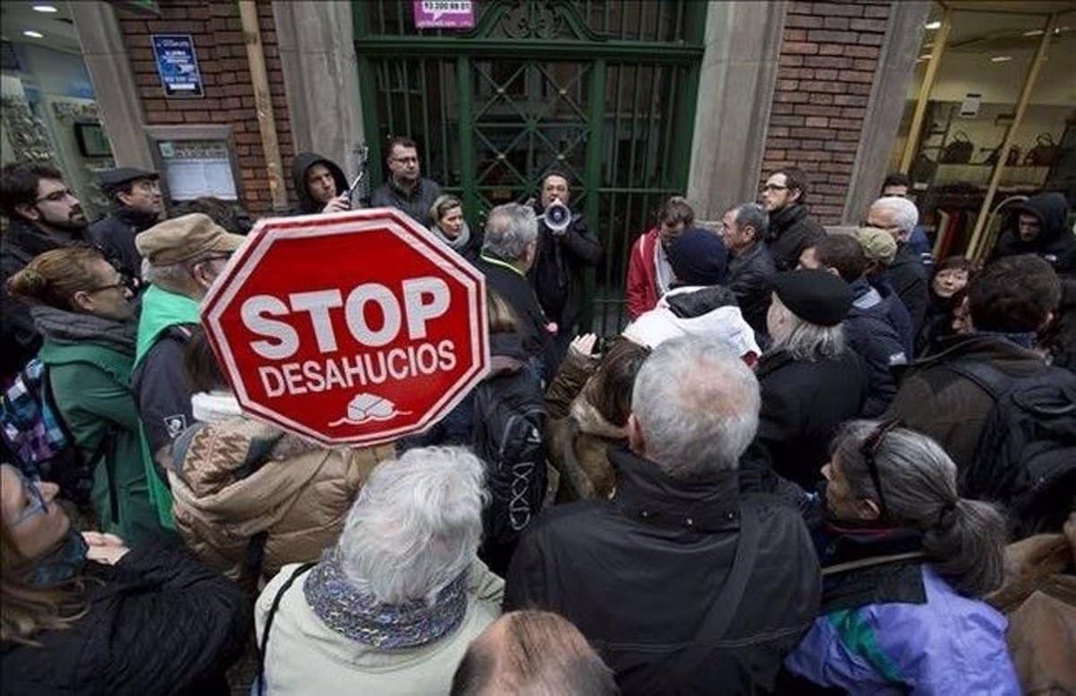 El Decreto Ómnibus protege del desahucio a los okupas, pero no a los afectados por los fondos buitre, aunque tengan cáncer