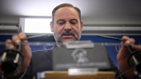 Ábalos se ampara en su posición de diputado y en sus hijos menores para pedir al Supremo que le devuelva su pasaporte