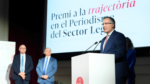 El director de Confilegal, Carlos Berbell, distinguido con el premio a la trayectoria profesional por el Colegio de la Abogacía de Barcelona