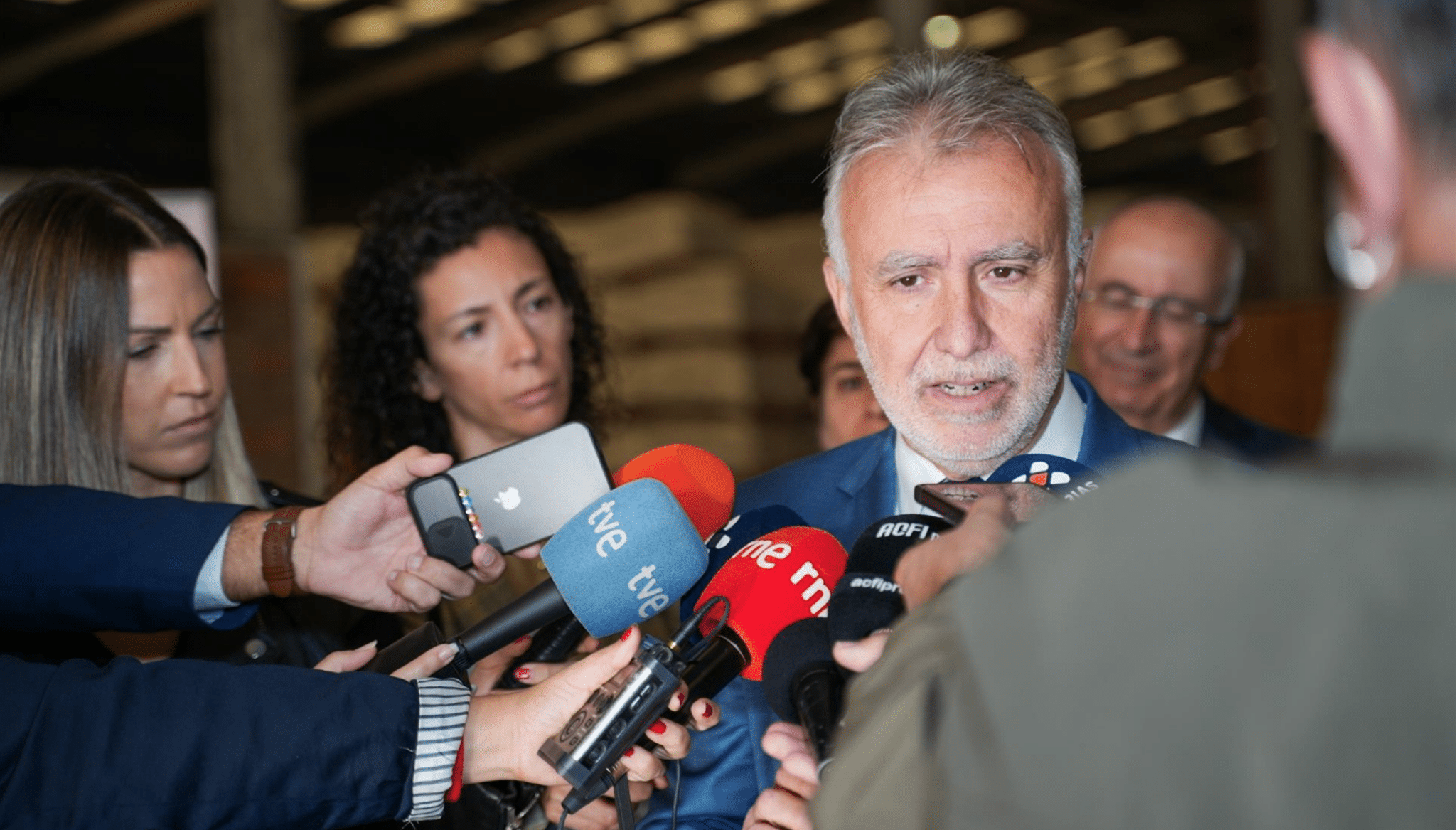 El ministro Ángel Víctor Torres anuncia que padece cáncer pero no dejará el Ministerio