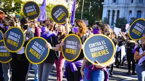 La plataforma feminista Alianza contra el Borrado de las Mujeres celebra que el Supremo británico fije el sexo biológico como base legal
