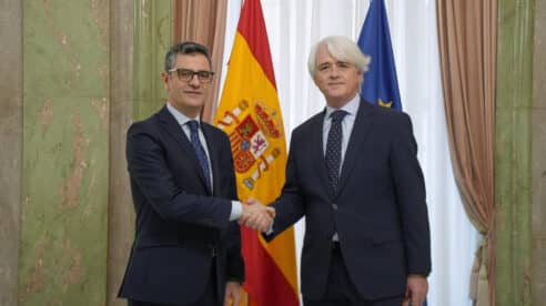 Félix Bolaños da la orden: incremento del 8% de las retribuciones para abogados y procuradores del turno de oficio en territorio Ministerio