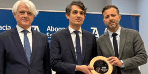 Los abogados de Gisèle Pelicot recuerdan que "la vergüenza tiene que cambiar de bando", al recoger el V Premio de la Abogacía