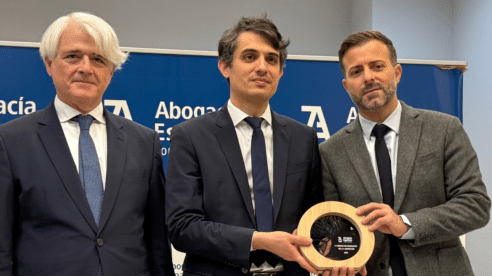 Los abogados de Gisèle Pelicot recuerdan que «la vergüenza tiene que cambiar de bando», al recoger el V Premio Igualdad de la Abogacía