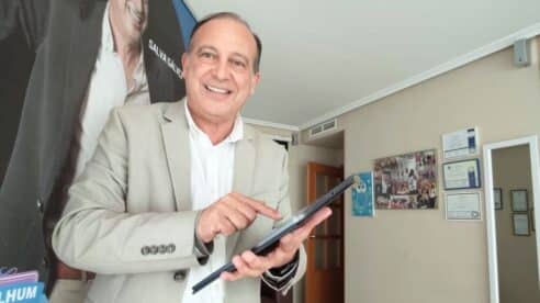 «Allá va, el abogado de oficio va», una canción compuesta con IA por un abogado se convierte en viral entre este colectivo