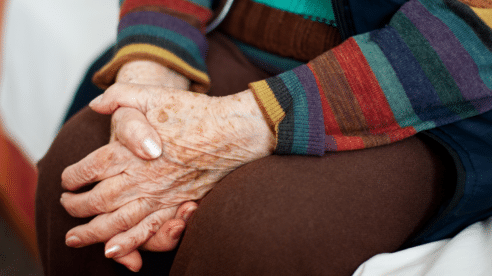 Un hombre de 30 años exige a su abuela una pensión de 500 euros tras pasar ocho años estudiando una carrera de cuatro