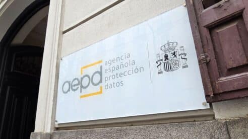 La AEPD impone una sanción de 3.600 € a la empresa SARARTE por facilitar a 18 empleados el móvil personal de una trabajadora