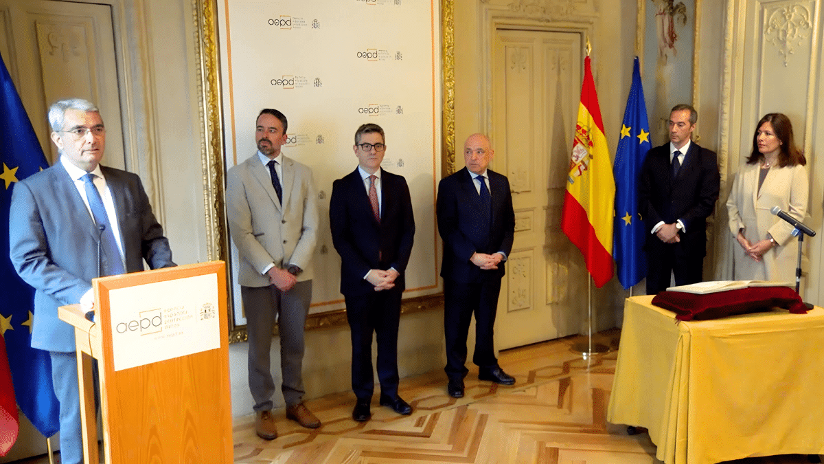 El nuevo presidente de la AEPD, Lorenzo Cotino, avanza que habrá un «plan estratégico» para hacer frente al tsunami digital