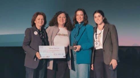 Ofelia Tejerina recibe el premio ‘Raúl Jover’ de RootedCON por su trayectoria y compromiso con la comunidad Hacker