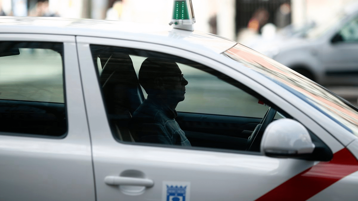 Un taxista “tumba” al Ayuntamiento de Madrid: le querían quitar la licencia por recoger gente fuera de su parada