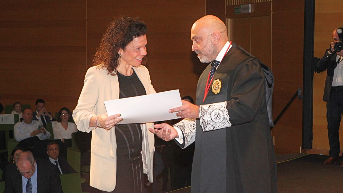 El ICAV rinde homenaje a 128 abogados por sus 25 años de trayectoria profesional