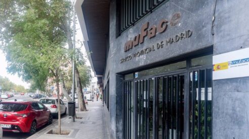 El 1 de mayo entra en vigor el nuevo concierto de Muface, que prestarán Adeslas y Asisa