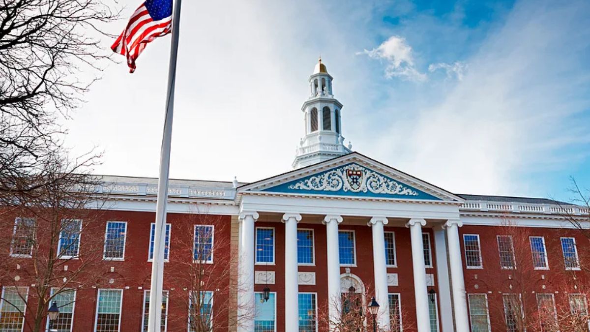 Harvard demanda al Gobierno de Trump por congelar sus fondos federales: «Es una violación de la Primera Enmienda»