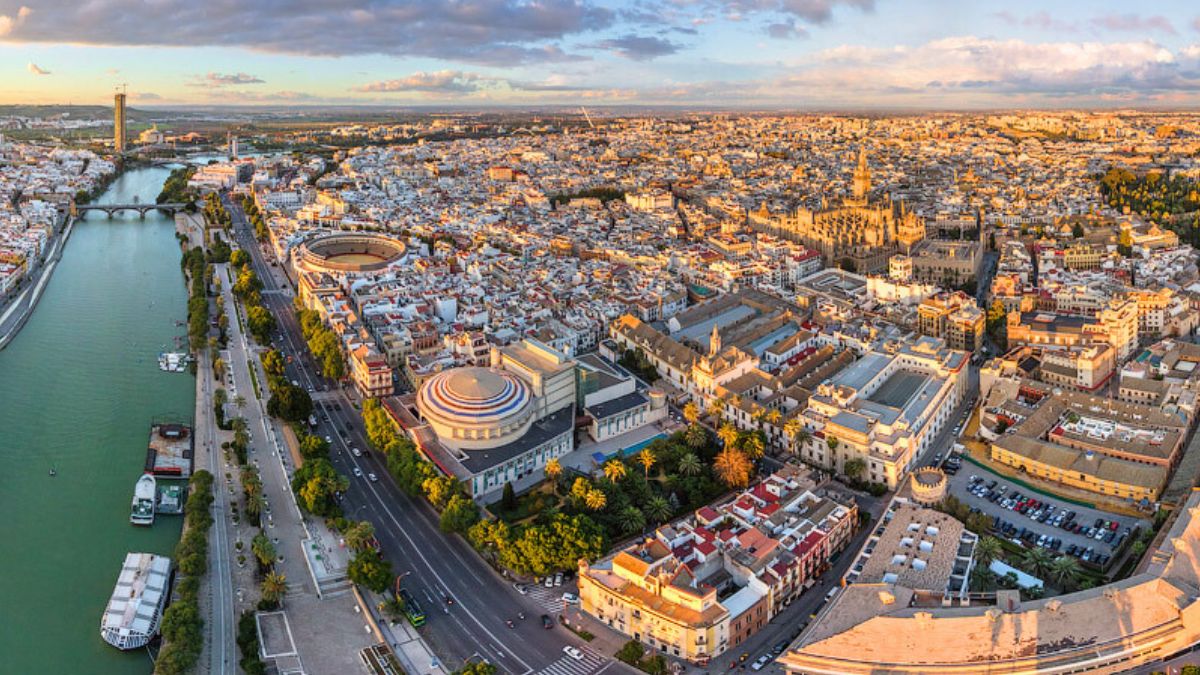 Sevilla refuerza el control sobre las viviendas turísticas con un nuevo convenio entre Registradores y Ayuntamiento