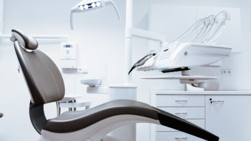 Más de 50.000 euros de indemnización: su doctora «se la jugó» con el tratamiento y la clínica dental cerró repentinamente