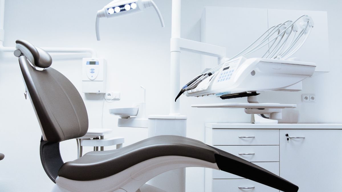 Más de 50.000 euros de indemnización: su doctora «se la jugó» con el tratamiento y la clínica dental cerró repentinamente