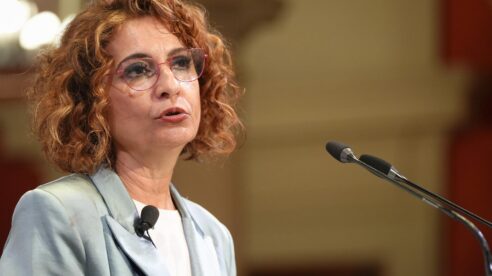 Montero echa en falta que las asociaciones de jueces critiquen «con la misma contundencia» cuando «se cuestiona» al TC