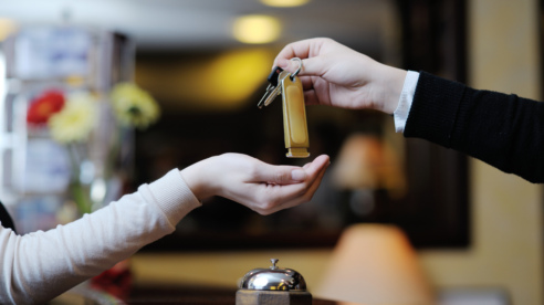 Firman un alquiler con opción a compra de un hotel y acaban pagando 65.000 euros de penalización por tardar demasiado