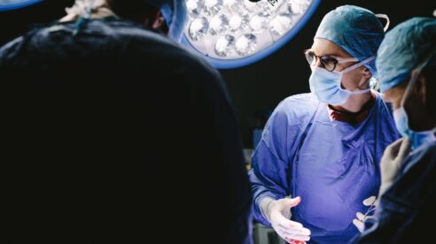 Condenan a un padre que se opuso y retrasó el tratamiento contra un tumor cancerígeno de su hijo, que falleció