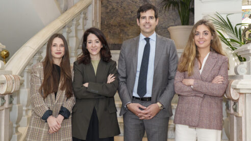 Administrativando Abogados apuesta por su cantera y promociona a tres abogadas