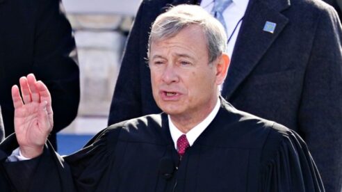 El presidente del Supremo de EE.UU defiende la independencia judicial frente a los ataques de Trump y sus aliados