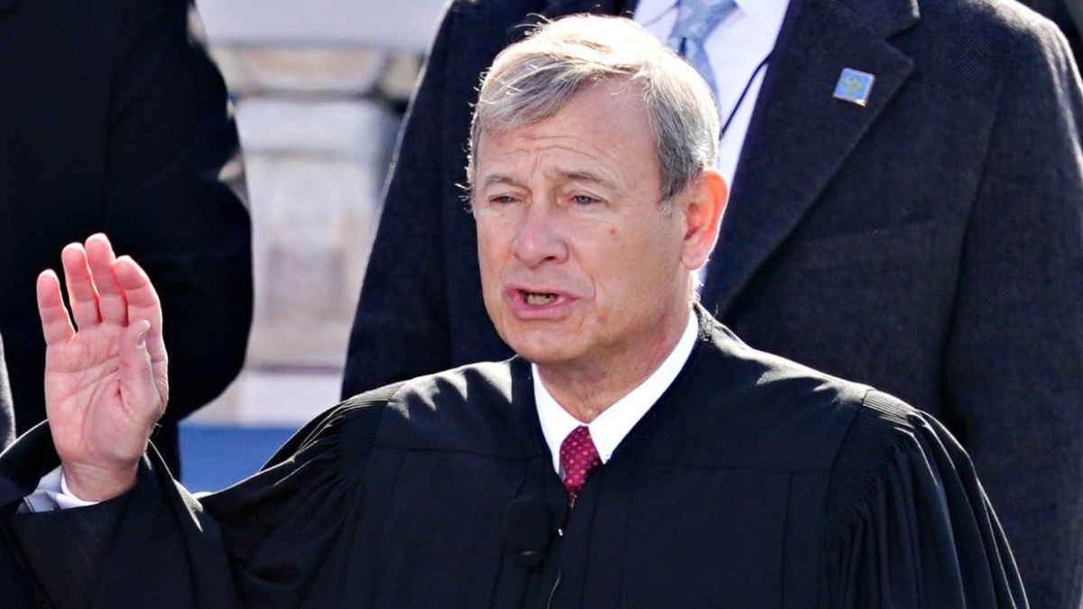 El presidente del Supremo de EE.UU defiende la independencia judicial frente a los ataques de Trump y sus aliados