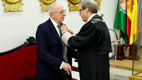Francisco Masats González, de 100 años de edad, recibe el Lazo de Oro del Colegio de Granada por sus 75 años de ejercicio