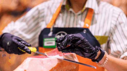 Quitar la grasa al jamón, no cortarlo en taquitos, o no ponerse el delantal: razones para el despido procedente en Mercadona