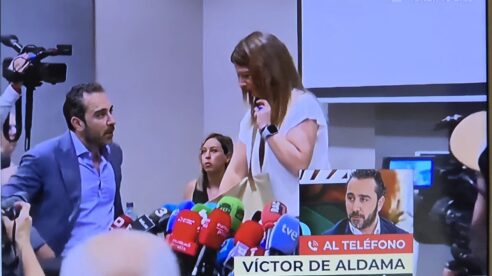 Víctor de Aldama le revienta la comparecencia a la «fontanera» del PSOE, Leire Díez, y se convierte en el centro informativo