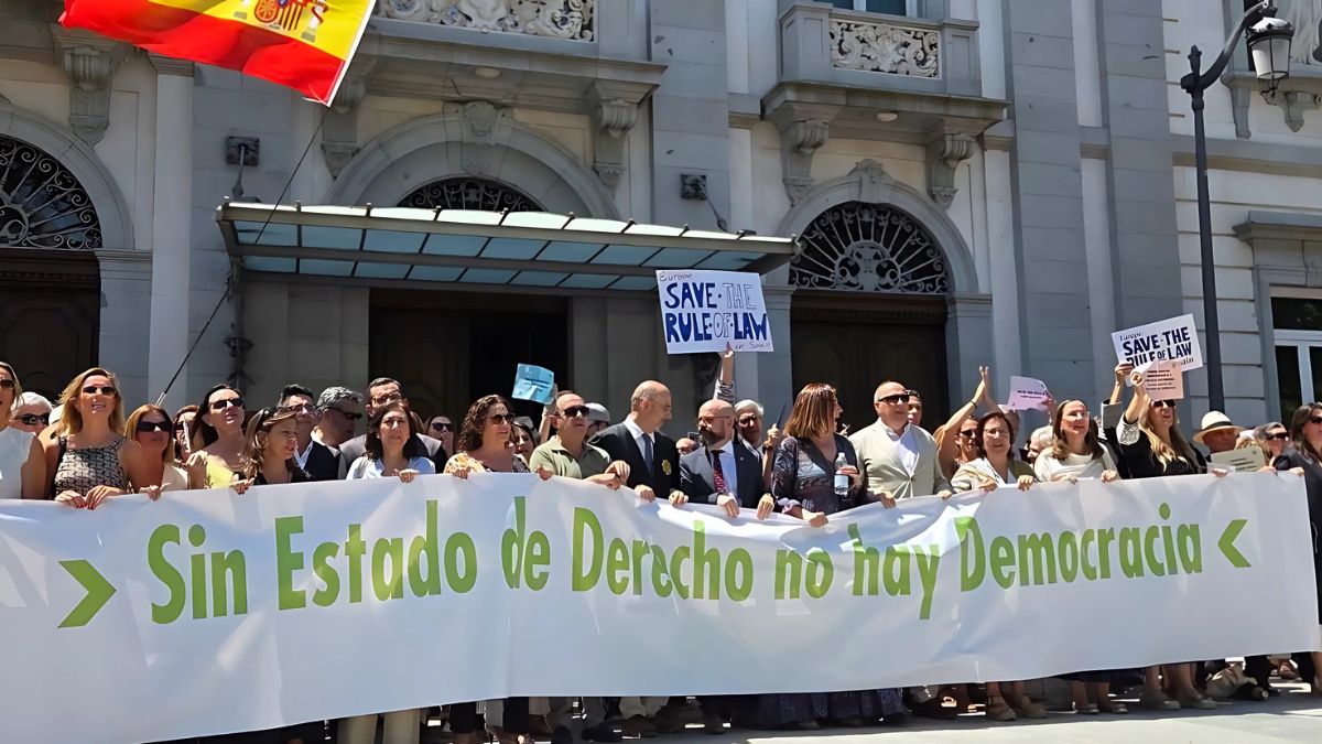«El Estado de Derecho no es derechas ni de izquierdas, es de todos»: los jueces y fiscales reúnen a miles de personas en su concentración ante el Supremo