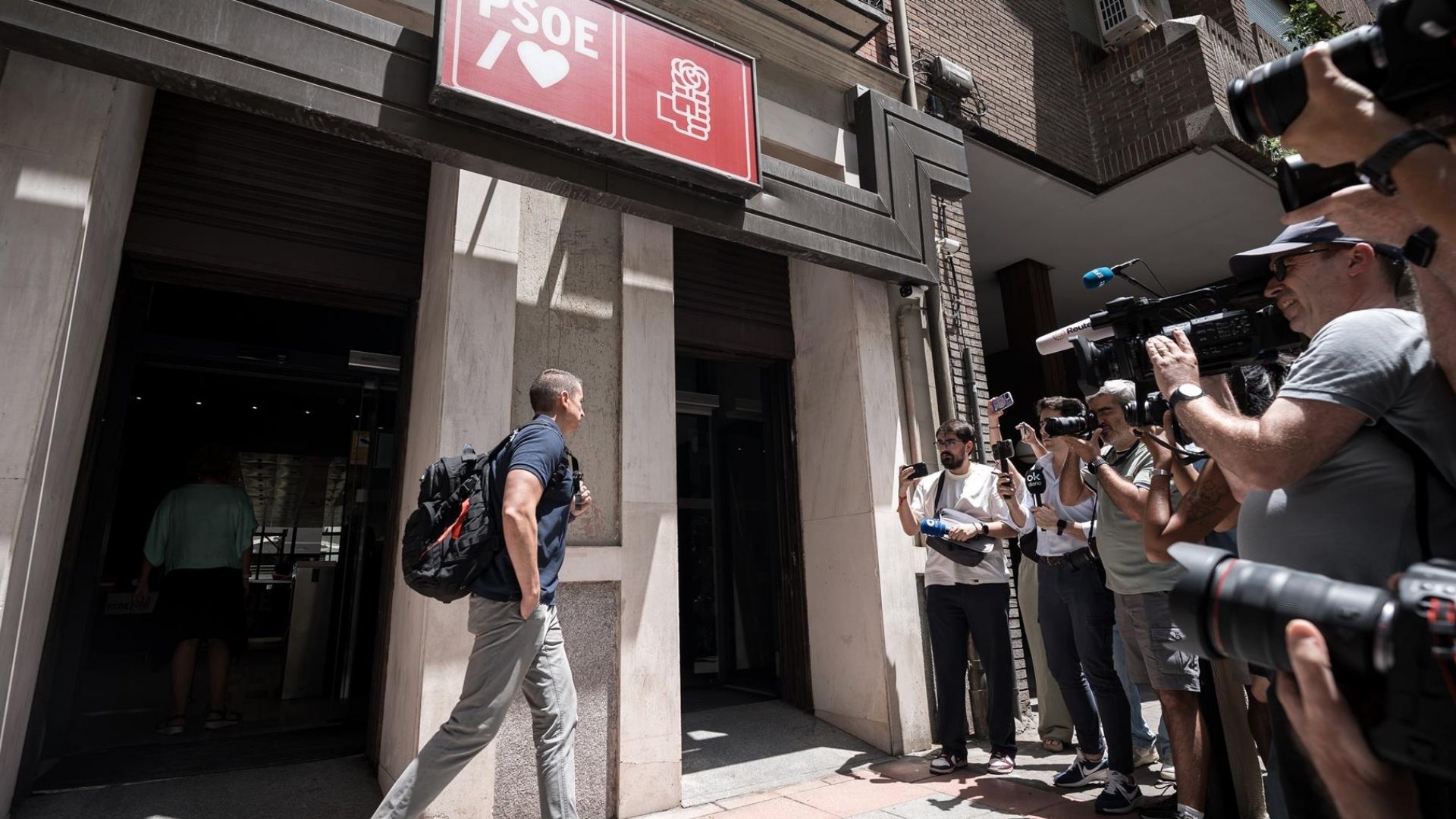 La UCO entra en Ferraz para clonar el correo electrónico de Santos Cerdán