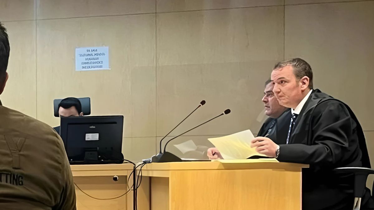 Un abogado se autolesiona en pleno juicio para demostrar que la víctima transexual pudo haberse causado las heridas