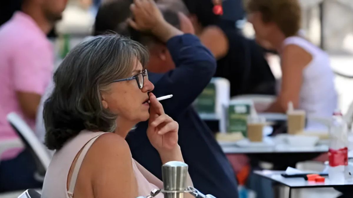 El Gobierno aprueba el plan más duro contra el tabaco: adiós al humo en terrazas y a los vápers desechables