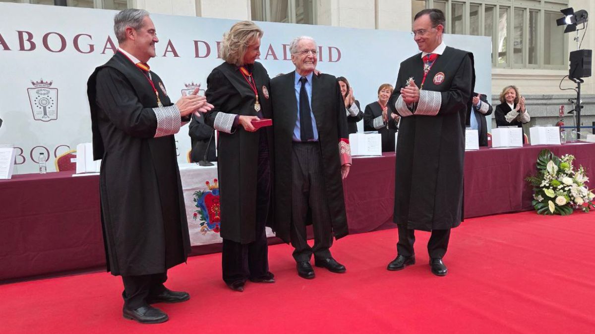 Antonio Garrigues Walker, colegiado de Honor del Colegio de la Abogacía de Madrid, en el acto de juramento o promesa de 300 nuevos colegiados