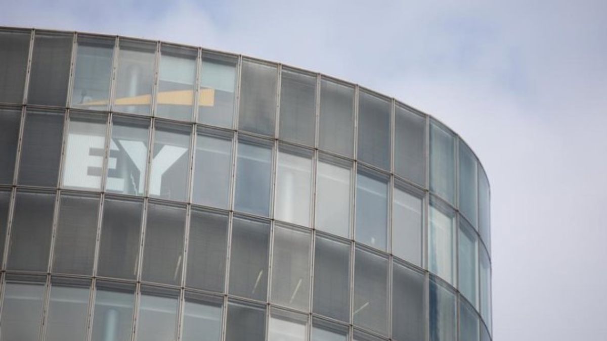 EY cierra el ejercicio fiscal de 2025 con cifras récord: 53.200 millones de dólares y un crecimiento del 4% respecto al año anterior